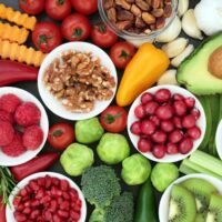 nell'immagine c'&egrave; rappresentato un tavolo con cibo e verdure per simboleggiare il benessere e la cura per l'alimentazione