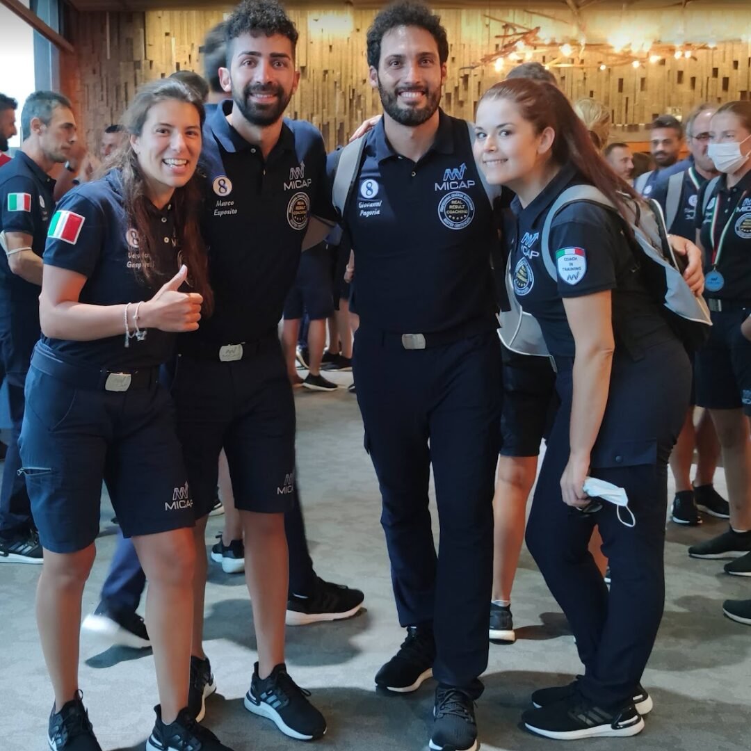 L'immagine mostra l'autore del sito con un gruppo di persone in un corso di formazione