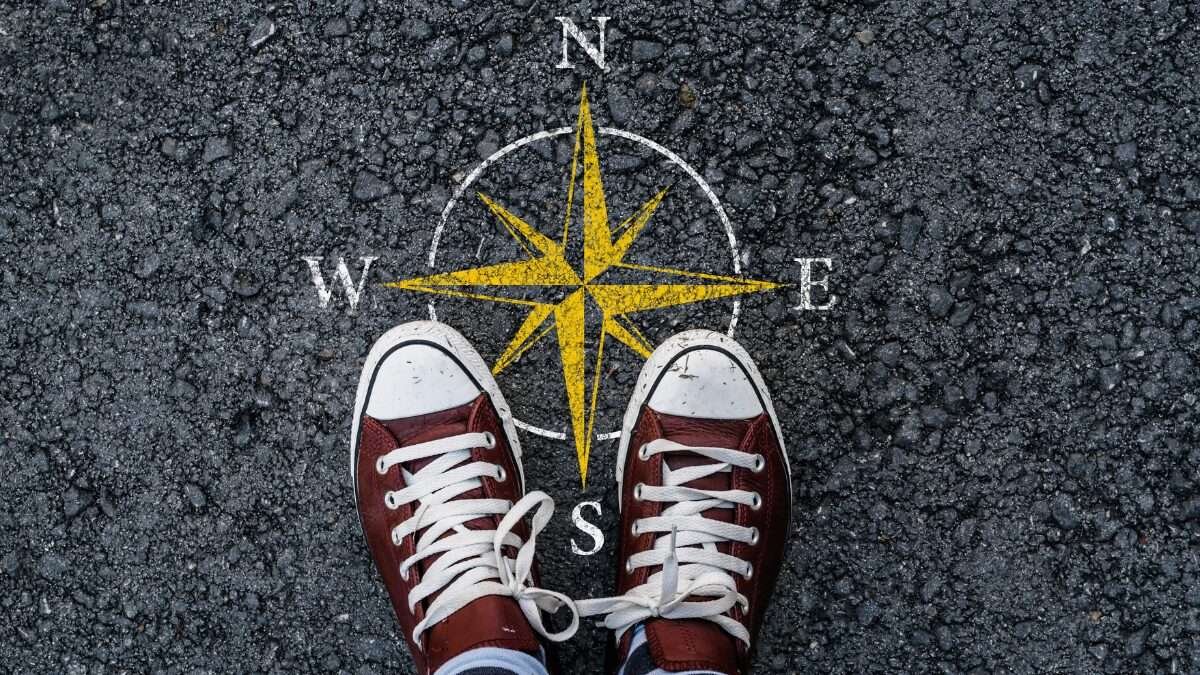 L'immagine raffigura una persona con i piedi sopra una rosa dei venti, orientata verso nord, simboleggiando la chiarezza dei propri valori. Quando conosci i tuoi valori, sai sempre quale direzione prendere.