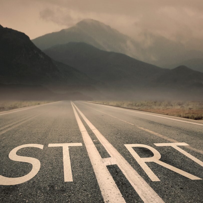 Simbolo di un nuovo inizio: una strada che si apre verso il futuro, metafora del cambiamento, della rinascita e della forza interiore nel ricominciare