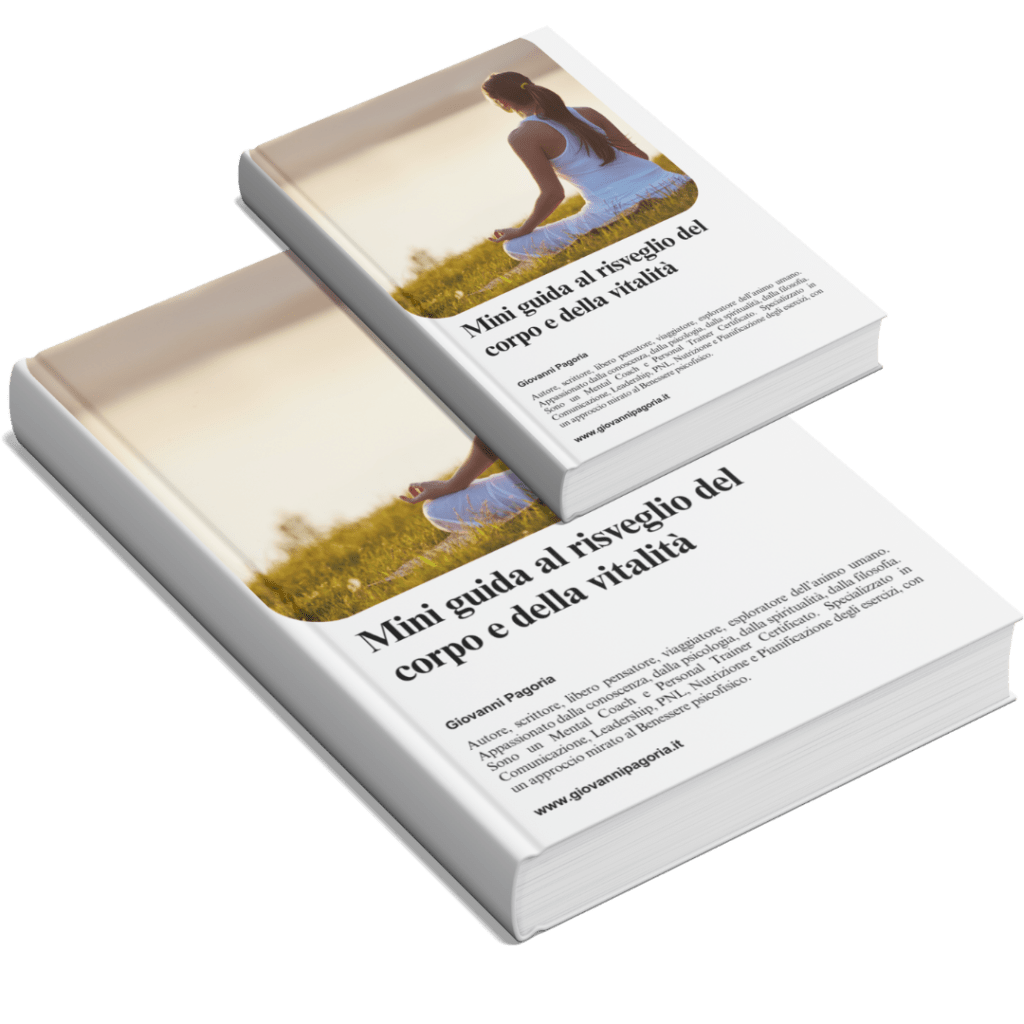 Donna seduta sull’erba in posizione meditativa, al tramonto, simbolo di equilibrio, risveglio del corpo e vitalità interiore