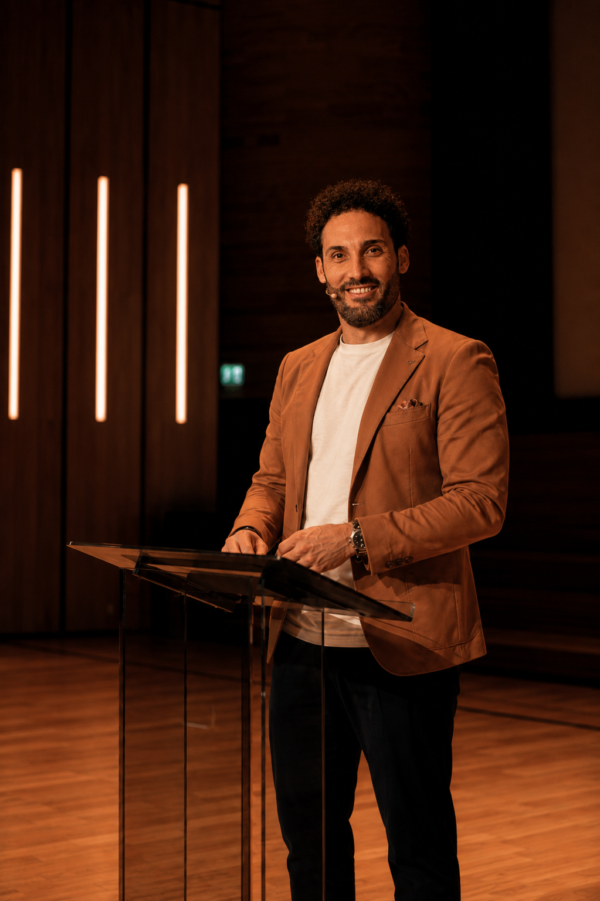 Giovanni Pagoria durante una conferenza sul Metodo V.I.T.A. e la crescita personale