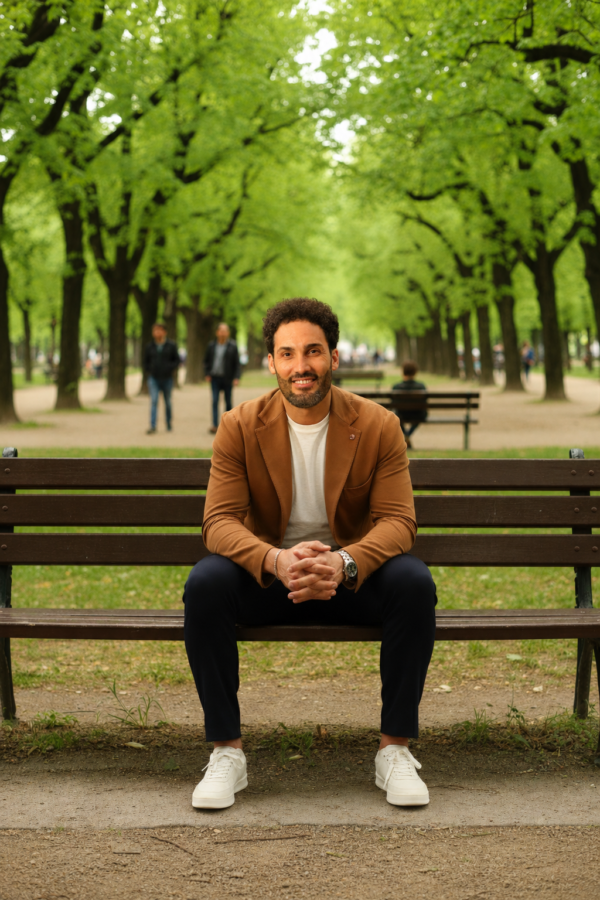 Giovanni Pagoria seduto su una panchina in un parco alberato