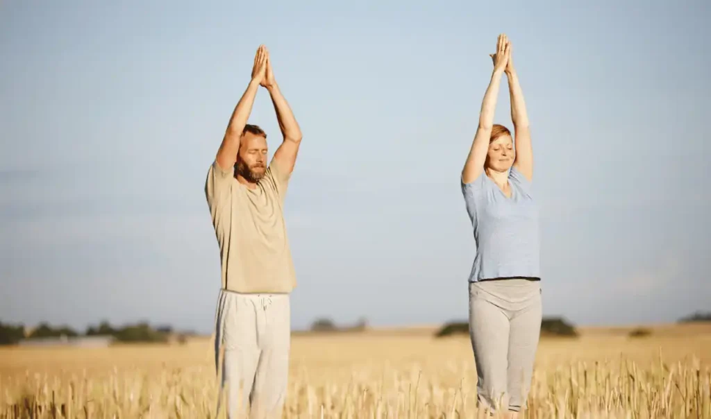 Due persone fanno esercizi di stretching in un campo