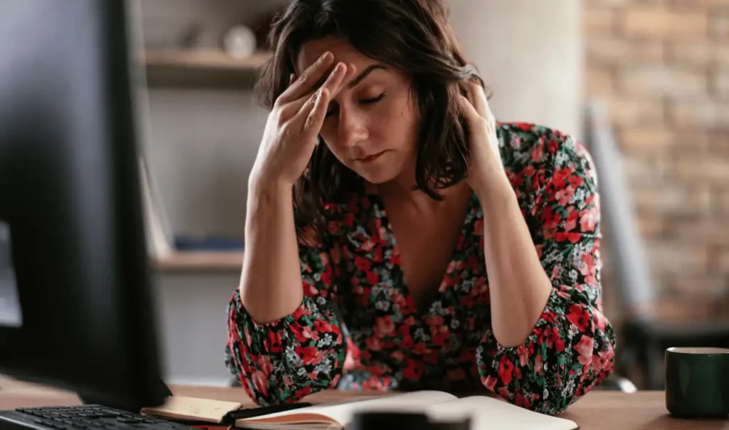 Donna pensierosa seduta alla scrivania