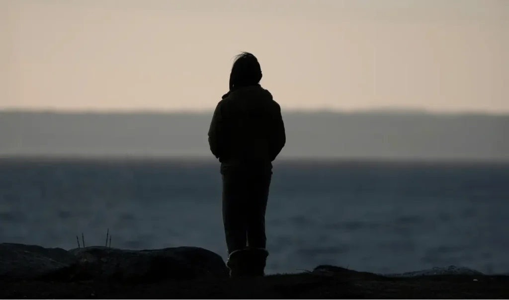 Persona di spalle davanti al mar
