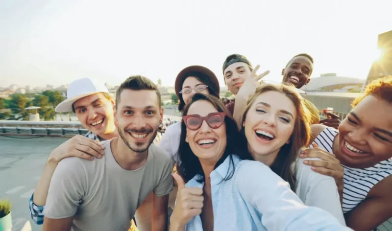 Gruppo di amici sorridenti riuniti all&rsquo;aperto