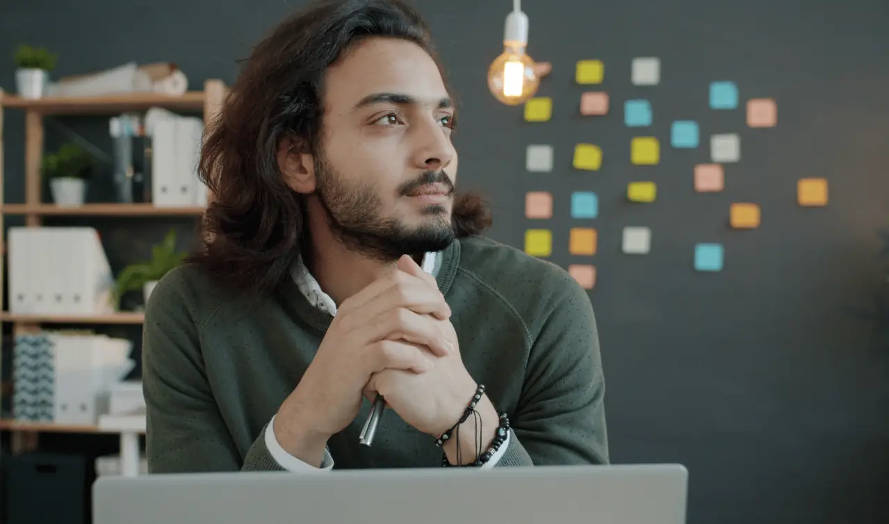 Professionista riflette davanti al computer sul proprio futuro lavorativo